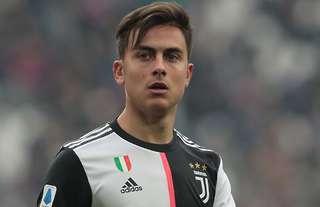 Dybala met le geste OK pour signaler la paix